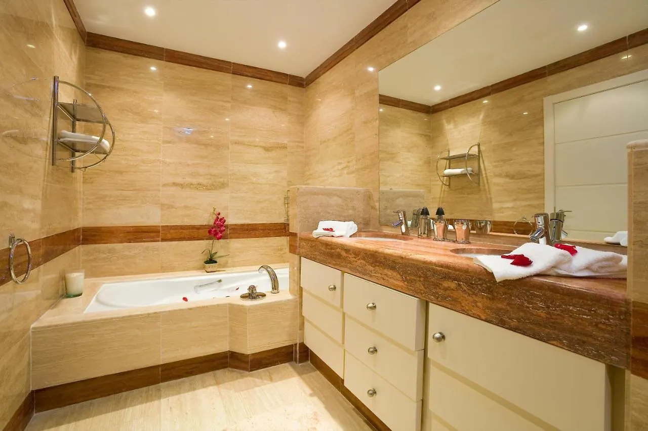Appt 401-3-Bed-Heaven Beach-Paseo-All Year Heated Pool-Free Bikes Estepona 0*,
